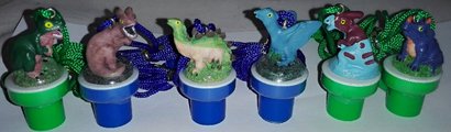 Raztko dinosaurus figurka se rkou na krk